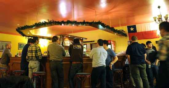 Grupo de chilenos em bar nas Ilhas Malvinas