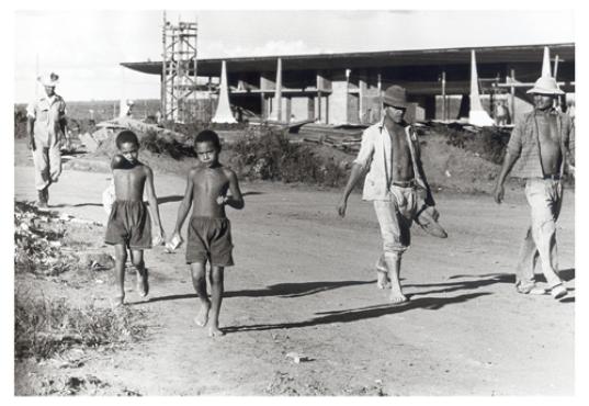 Foto feita em sua passagem por Brasília, em 1957, para onde veio depois de ganhar prêmio de fotografia em seu país