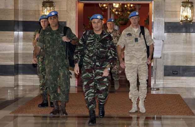 Equipe da ONU atravessa hotel em Damasco. Os observadores chegaram à capital síria na tarde de domingo (15/4) para acompanhar o frágil cessar-fogo mediado por Kofi Annan, o que causou discussão em todos os círculos no país