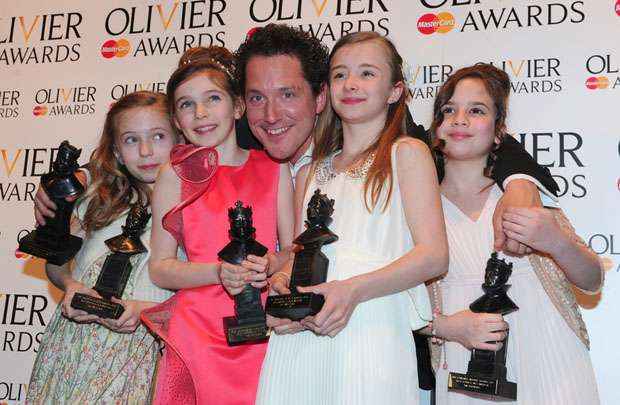 Bertie Carvel, que ganhou o prêmio de melhor ator, posa com garotas do jovem elenco de Matilda. Cada uma recebeu a premiação de melhor atriz