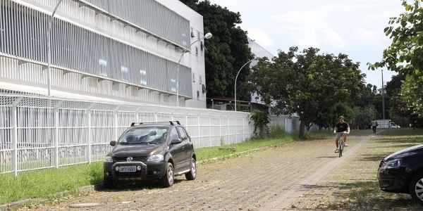 Crminosos levaram dois homens de um estacionamento da 609 Norte, que fica ao lado de uma faculdade. Vítimas foram abandonadas no Paranoá