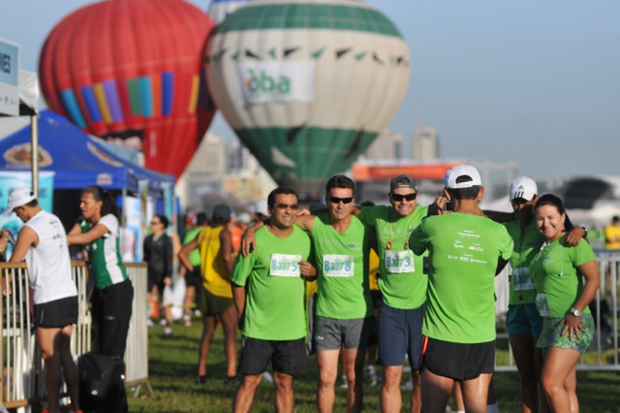 Participantes se aquecem para correr hoje pelos 42km do percurso da 6ª Maratona Brasília de Revezamento