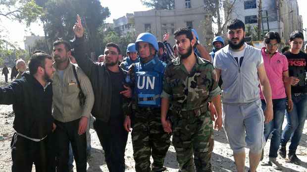 Moradores e combatentes rebeldes de Homs pediram que os enviados impedissem novos ataques das tropas