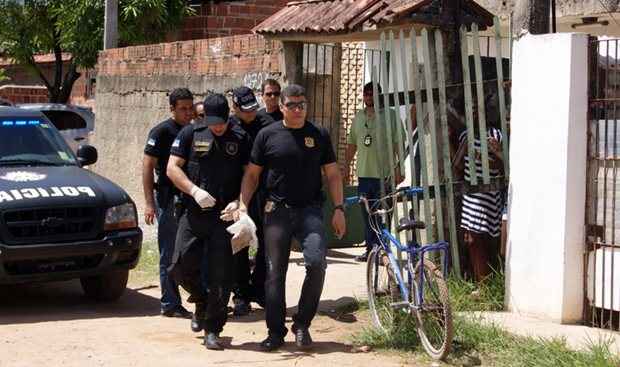 Policiais deixam a casa dos acusados