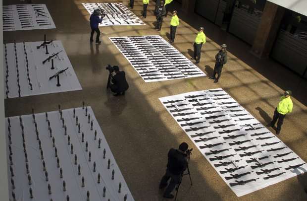 Um total de 160 fuzis, 4 metralhadoras, 4 lança-granadas, 25 pistolas e 6.650 cartuchos foram encontrados em uma caminhonete na cidade de Cali