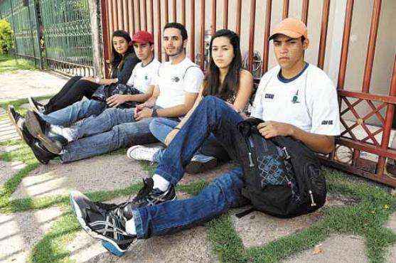 Luan (D), com os colegas do 3º ano do ensino médio do Cemab: preocupação com o PAS e o vestibular