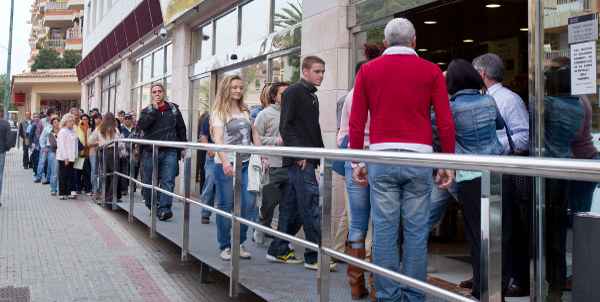 Fila de pessoas em busca de emprego em agência do governo em Palma de Mallorca