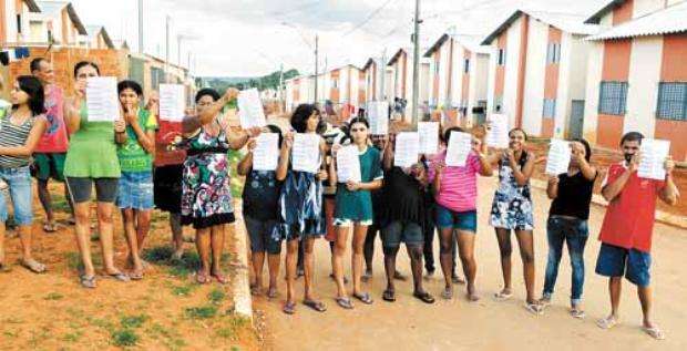 Moradores da Vila Dnocs, em Sobradinho, exibem os carnês do IPTU: maioria vive do Bolsa Família, que rende no máximo R$ 300 mensais