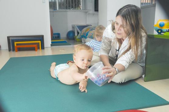 Professora do Departamento de Fisioterapia da UFMG, Ana Paula Bensemann diz que, com a análise correta, é possível identificar preventivamente problemas e encaminhar a criança para reabilitação