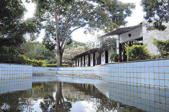 A piscina, que recebia água corrente, não é limpa há dois meses, quando as visitas guiadas foram suspensas por causa da batalha judicial