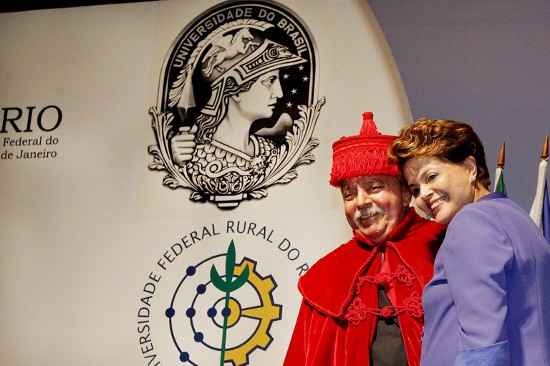 Presidenta Dilma Rousseff durante cerimônia de outorga de título de Doutor Honoris Causa das universidades públicas fluminenses ao ex-presidente Luiz Inácio Lula da Silva