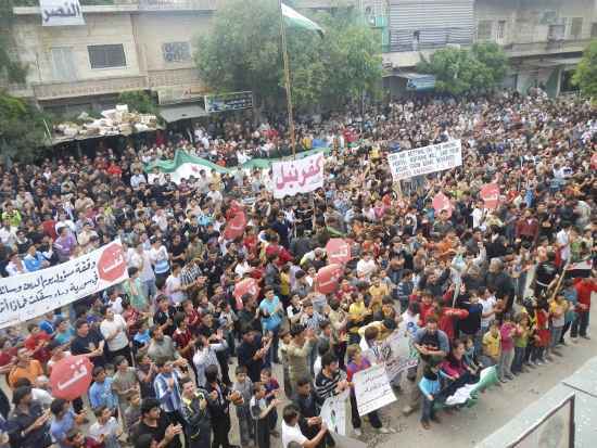 Manifestantes protestam contra o presidente da Síria, Bashar Al-Assad