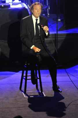 Cantor Julio Iglesias durante show no Centro de Convenções