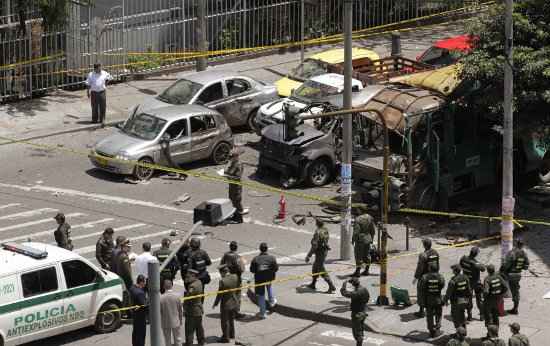 Pelo menos cinco pessoas morreram e outras 17 ficaram feridas em um atentado com carro-bomba