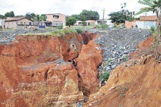 O enorme buraco já avançou pela Quadra 2 de Planaltina de Goiás e ameaça as casas da região: 20 famílias estão desabrigadas desde 2010