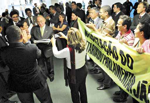 Projeto que acaba com os 14º e 15º salários pagos aos congressistas não chega a tempo de ser lido em comissão e tramitação é atrasada em pelo menos sete dias