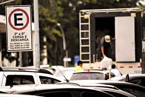 Flagrante na comercial da 108/109 Sul: caminhão de distribuição para em fila dupla a fim de fazer uma entrega fora do horário permitido