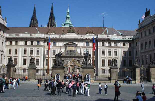 Turistas em frente ao Castelo de Praga, na Republica Tcheca. Brasileiros estão em 11º lugar no ranking dos que mais gastam em viagens internacionais