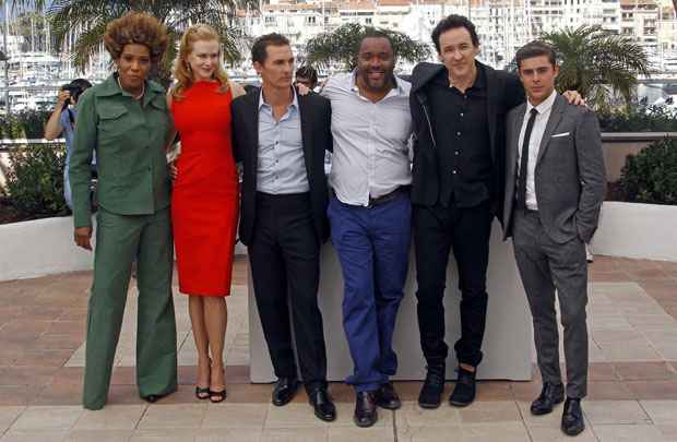 As atrizes Macy Gray, Nicole Kidman, o ator Mathew McConaughey, o diretor Lee Daniels e os atores Zac Effron e John Cusack posam para foto