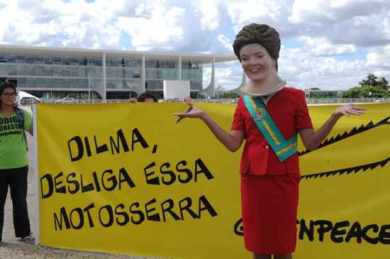 Manifestantes exibem faixa contra o novo Código Florestal em frente ao Palácio do Planalto