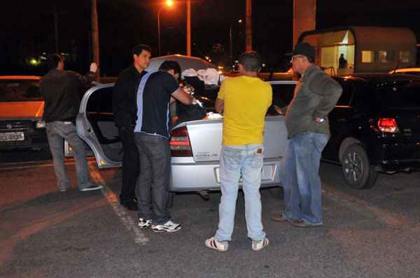 Polícia faz vistoria em carro em estacionamento do parque