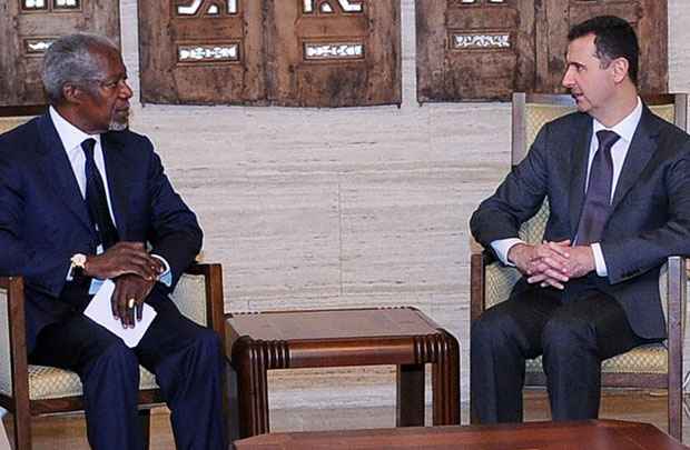 Emissário da ONU e da Liga Árabe, Kofi Annan, conversa com o presidente sírio Bashar al-Assad no palácio presidencial, em Damasco