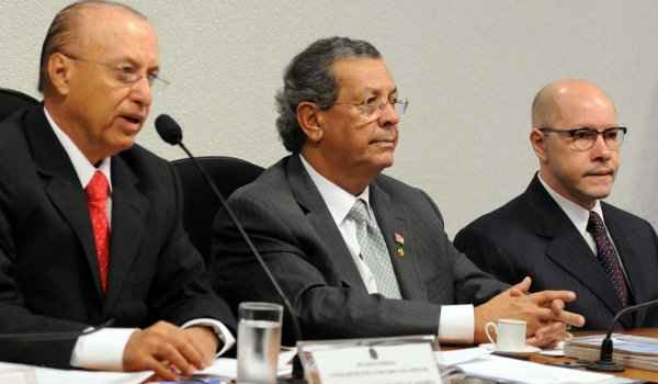 Presidente do Conselho de Ética do Senado, o senador Antônio Carlos Valadares, o vice-presidente do conselho, o senador Jayme Campos e o senador Demóstenes Torres durante depoimento