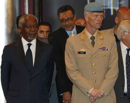 Enviado da ONU, Kofi Annan (E), e norueguês General Robert Mood, chefe da Missão das Nações Unidas Supervisão na Síria (Unsmis), chegam para entrevista coletiva em Damasco