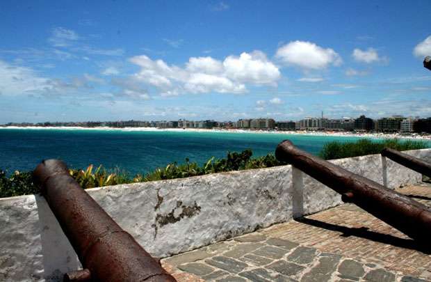 Do Forte São Matheus a vista é para o point dos jovens: a Praia do Forte, cartão-postal de Cabo Frio