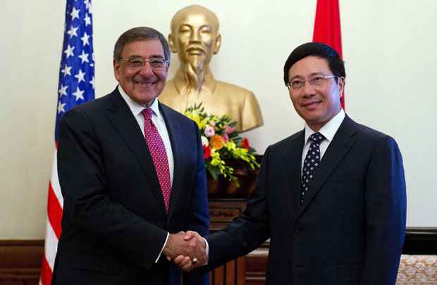 O Secretário de Defesa dos Estados Unidos, Leon Panetta, aperta a mão do ministro das Relações Exteriores do Vietnã, Pham Binh Minh