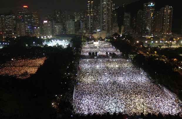 Milhares de manifestantes participaram de vigília à luz de velas em Hong Kong