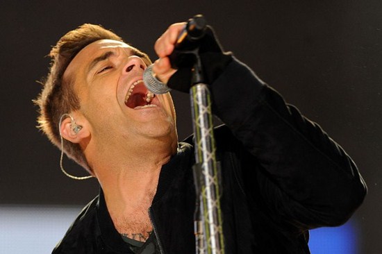 Super show de Robbie Williams abre Jubileu de Diamante da rainha Elizabeth II