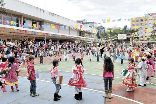 Quadrilha formada por crianças no arraial da Escola Classe da 308 Sul do ano passado: gincana e rifa de uma bicicleta a fim de garantir a festa prevista para 6 de julho