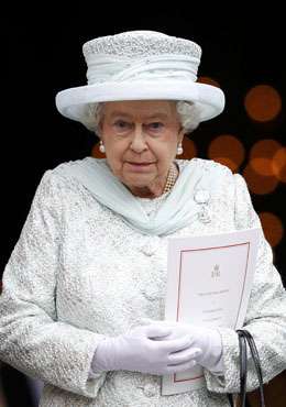 A rainha Elizabeth II deixa a Catedral de São Paulo após uma missa de ação de graças que marca o quarto e último dia do Jubileu de Diamante