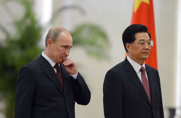 O presidente chinês, Hu Jintao (direita) acompanha o presidente russo, Vladimir Putin, durante a cerimônia de boas-vindas para a Organização de Cooperação de Xangai (SCO)