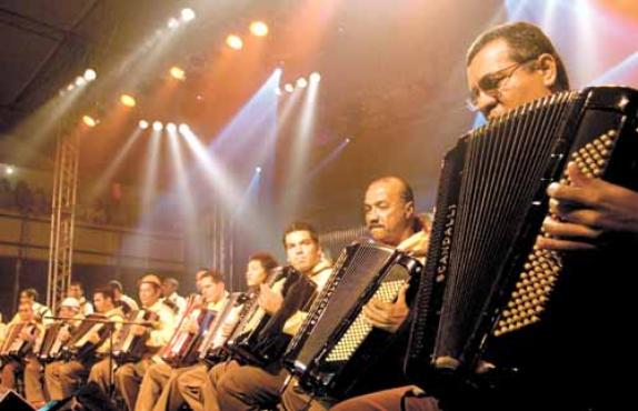 A Orquestra Sanfônica: com 30 integrantes, em vez de violinos e flautas, os músicos tocam sanfonas e agitam a festa de são-joão em Aracaju
