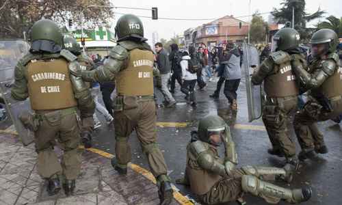 Em meio aos protestos, 14 policiais e dois jornalistas ficaram feridos. Os confrontos ocorreram na área próxima ao Teatro Caupolicán, no centro de Santiago