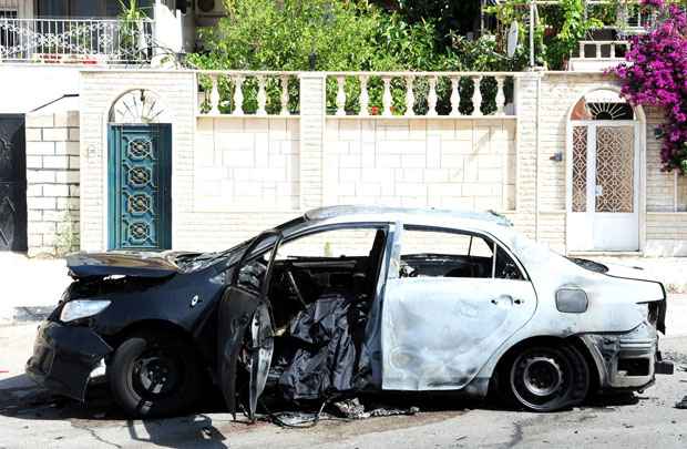 Segundo a agência de notícias oficial da Síria (SANA), um grupo armado no bairro de Barza, em Damasco, deixou o carro destruído