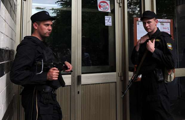 Forças de segurança montam guarda em frente à entrada da residência do opositor Alexei Navalny