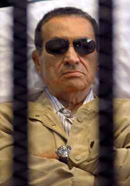 Imagem de arquivo tirada no dia 2 de junho mostra o presidente deposto Hosni Mubarak sentado dentro de uma cela durante um tribunal