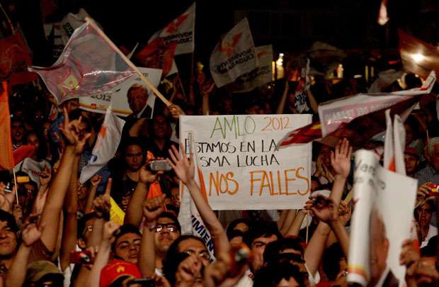 Manifestantes protestam em apoio ao candidato Andres Manuel Lopez, que reúne os partidos de esquerda no Movimento Progressista do México