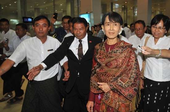 Aung San Suu Kyi no aeroporto internacional de Yangun, após chegar da Tailândia, em junho de 2012