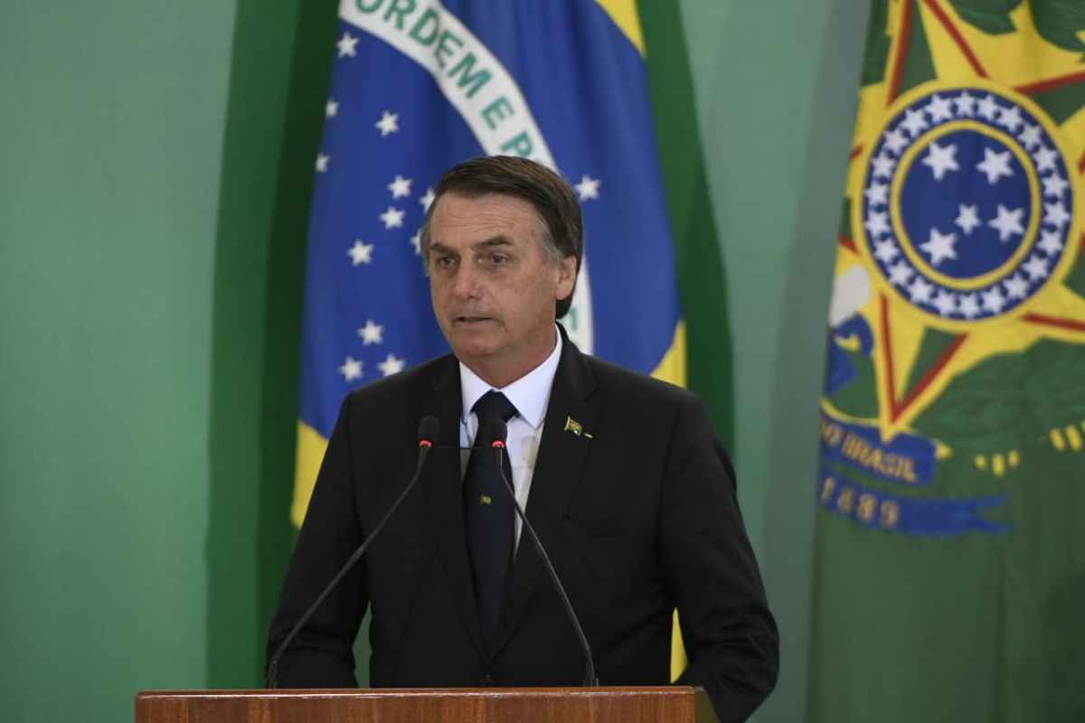 Presidente Jair Bolsonaro em púlpito durante discurso