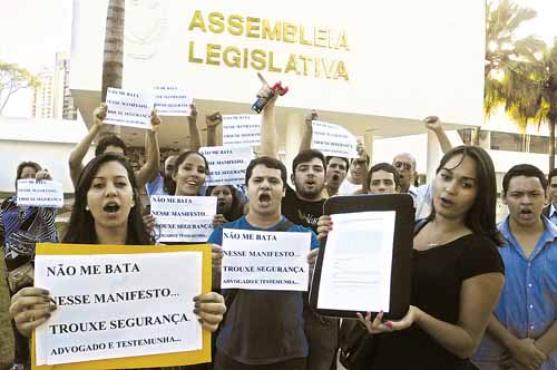 Integrantes do Movimento Fora Marconi fizeram uma manifestação ontem na Assembleia Legislativa de Goiás