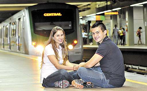 Fernanda e Thiago se conheceram em um vagão lotado de metrô e namoram há dois anos e sete meses