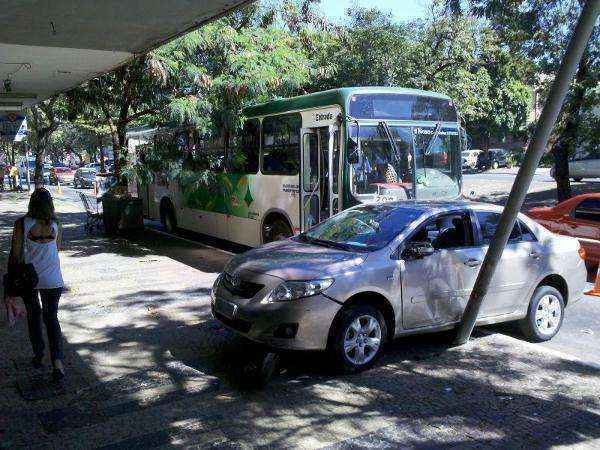 Uma colisão envolvendo carro e um ônibus na altura da 507/508 da W3 Sul fez com que o veículo parasse em cima da calçada e quase entrasse em uma das lojas da via. A Polícia Militar não soube dizer como ocorreu o acidente.