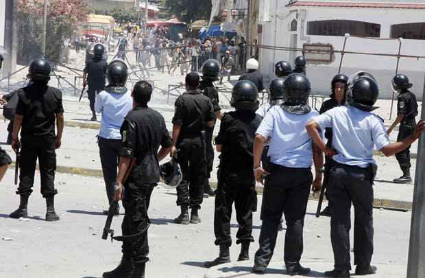 Polícia da Tunísia se prepara para enfrentar os manifestantes