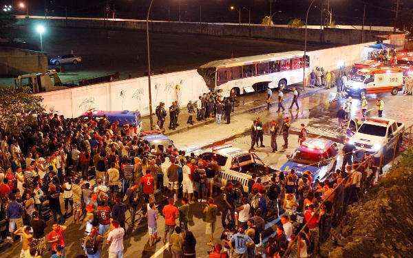 O ônibus invadiu a calçada e deixou pelo menos oito feridos