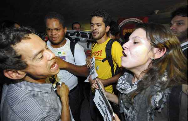 Manifestantes da base e da oposição entraram em confronto durante o depoimento do governador do Distrito Federal Agnelo Queiroz, na CPMI do Caso Cachoeira, no Congresso Nacional.