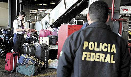 Policiais federais durante fiscalização no Aeroporto Juscelino Kubitschek, em Brasília: muitos passageiros acima de qualquer suspeita acabam flagrados com drogas